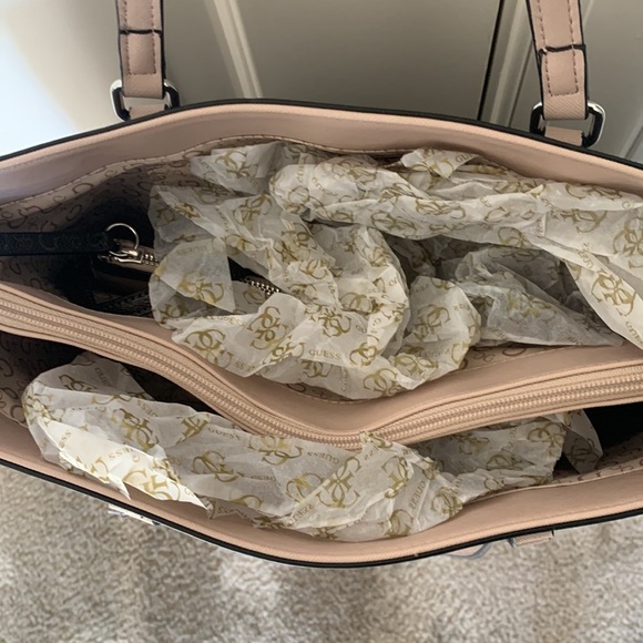 Guess Walsh Travel Tote with pouch NEW with tags! - Picture 10 of 10